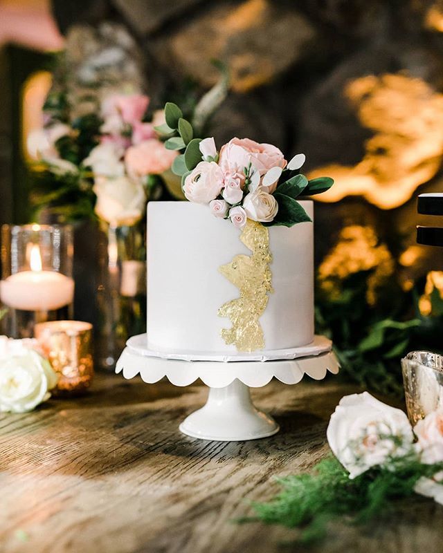 HOGevents's tweet photo. How's everyone keeping up with their New Year Resolutions? You know what ours is every year?  Eat More Cake! 🍰 We're doing pretty well btw if anyone asks! #meettheichikawas
- 
Cake: @misobakes
Planner: @heartsofgoldevents
Photography: @annadelores
Ve… https://t.co/7HwMN2fDw3 https://t.co/hQSavVjFFt