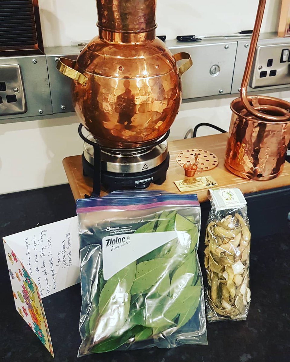Sipantics's tweet image. Nice surprise when a former Gin School attendee sends you botanicals from their travels around Europe and their home garden in the USA:) Bay leaves from Louisiana and Bergamot Peel from Italy. #botanicals #sipantics #ginexperience #ginschool #edinburgh