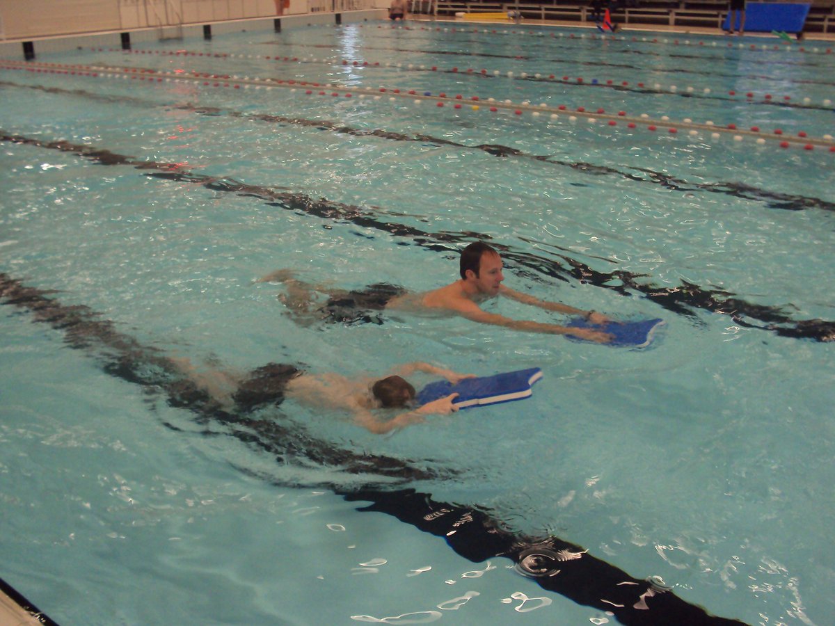 Stichting Vrijstad zorgt dat zwemmen mogelijk is voor mensen met een beperking. Vanochtend bij een training meegeholpen. Bestaat alleen door inzet van vrijwilligers. 2 vrijwilligers al 32 en 40 jaar actief voor deze mooie club! 👌