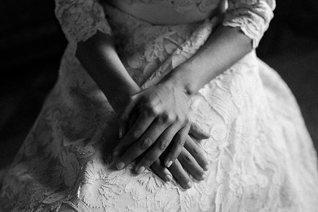 Hands have their own language.
•
•
#destinationwedding #elopeinitaly #bride #weddingdress #weddingphotography #elopement #luxurywedding  #weddinginspiration #instawed
 #weddingphotographer #elopeiniceland #weddingstory #storyteller #italyweddingphoto… bit.ly/2AKJcGt