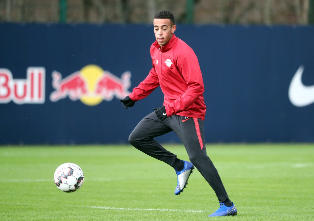 RBLeipzig_EN's tweet photo. 🇺🇸 @tyler_adams14 is sitting in holding midfield, looking to make those passes to help our build-up play. It seems to be working so far, as we're creating some good chances! 👍👌
🔴⚪ #DieRotenBullen #RBLGS 1-1 (61') https://t.co/qt2q32zypx