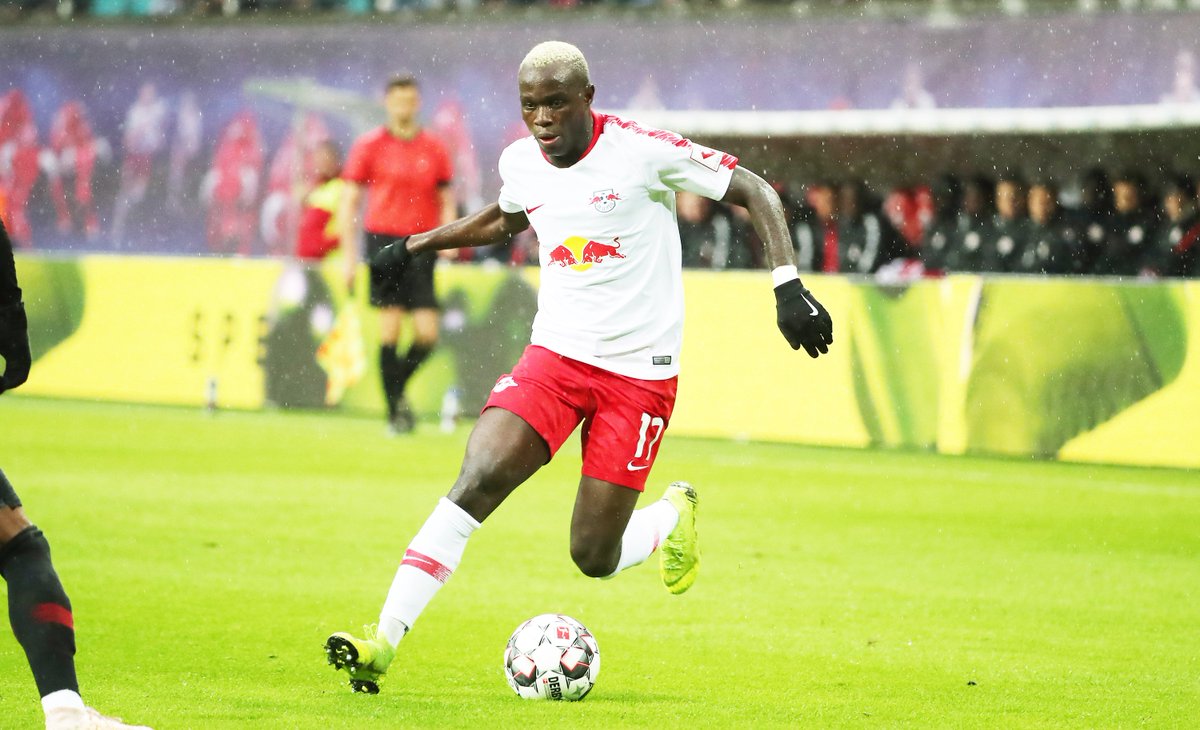 RBLeipzig's tweet photo. Oh neeein! 😢

#Bruma muss nach einem Foul verletzt vom Platz getragen werden.

Gute Besserung! 🍀

#RBLSK (70.) 1:1 https://t.co/Xdf99RnBRk