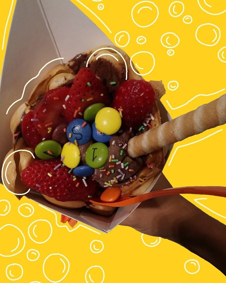 CCAsTermas's tweet photo. Chocolate, lacasitos y fresa. Combinación prodigiosa. ¿No os llega el olor? 🤤 ¡Porque esta foto es 5D! 😎 #WaffleBubble https://t.co/7Lotcix7oR
