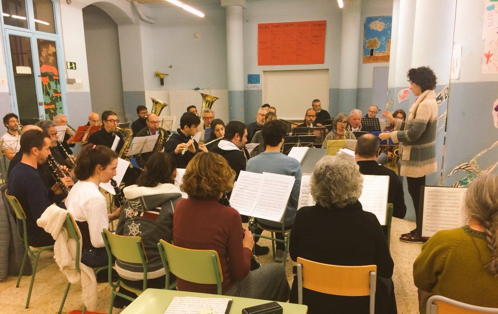 LEMiJPC's tweet image. Ahir vam tenir el luxe de tenir la directora de la @BandaBarcelona, #beatrizfernandez davant de la Ravals Band per preparar el concert a l @lauditori el proper 10 de febrer. #glenmiller #music @bgpg77