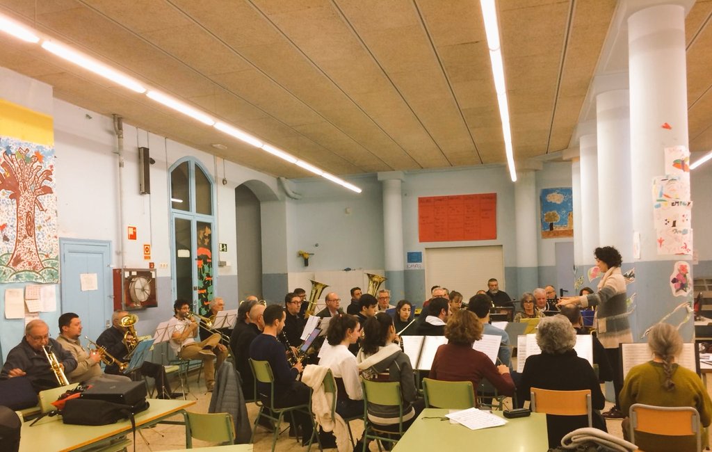 LEMiJPC's tweet image. Ahir vam tenir el luxe de tenir la directora de la @BandaBarcelona, #beatrizfernandez davant de la Ravals Band per preparar el concert a l @lauditori el proper 10 de febrer. #glenmiller #music @bgpg77