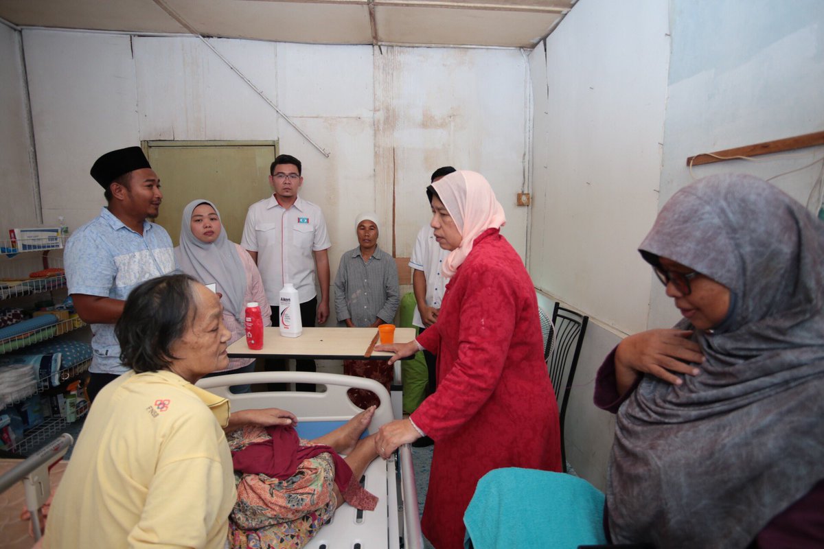 AmpangP99's tweet photo. YBM Zuraida Kamaruddin sempat berkunjungi dan memberi sumbangan kepada beberapa buah keluarga di sekitar Lembah Jaya. #ampangpower #ampangambikmaklum #ybkesayangan https://t.co/Rbcu5KdhgB