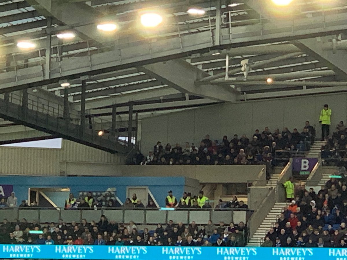 Hello to the top of the East Stand. Packed to the rafters. ⁦<a href="/BBCSussexSport/">BBC Sport Sussex</a>⁩