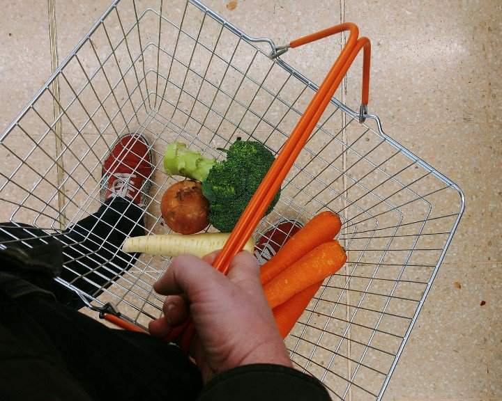 JamesC_Card's tweet photo. Trying to do my bit for the planet...keeping the weekly shop as plastic free as possible #NoWrapping #PlasticFree #PlanetEarth https://t.co/rPny7QEWrz
