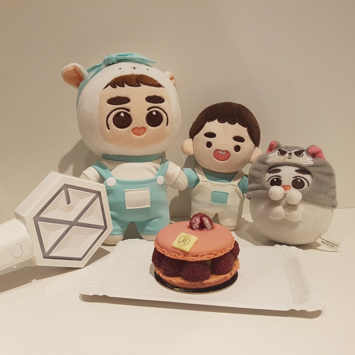 TynnahD's tweet photo. Celebrating Kyungsoo's birthday with @cutebear1485 and all her dolls!
Happy Birthday Kyungsoo!! 🎂🎉🎁

#PrinceKyungsooDay #HappyKyungsooDay
#HappyDODay
@weareoneEXO
#Macaronade from #EricKayser @Maison_EK https://t.co/lzNStAraXi