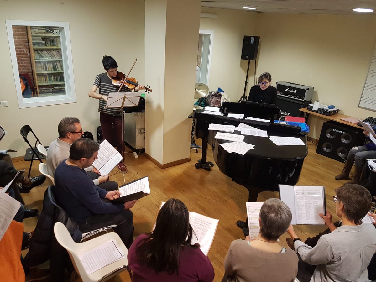 Trencacors's tweet image. Avui assaig extra per preparar el concert de demà a la ONCE. #festessantantoni @LEMiJPC @cristinacolome2  @Mondaycor @CNLBarcelona @CervantesEscola