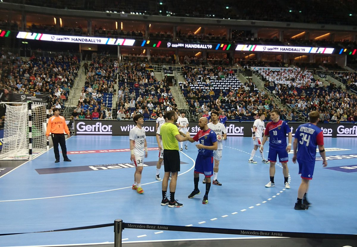 rushandball's tweet photo. Тимуру Дибирову досталось по лицу, но судья не поверил, что нарушение серьёзное.
#RUSCOR – 34:26
Меньше трех минут до конца матча!
#Handball19 #гандболмировой #ЧМ2019 https://t.co/6f7O1PQbPt