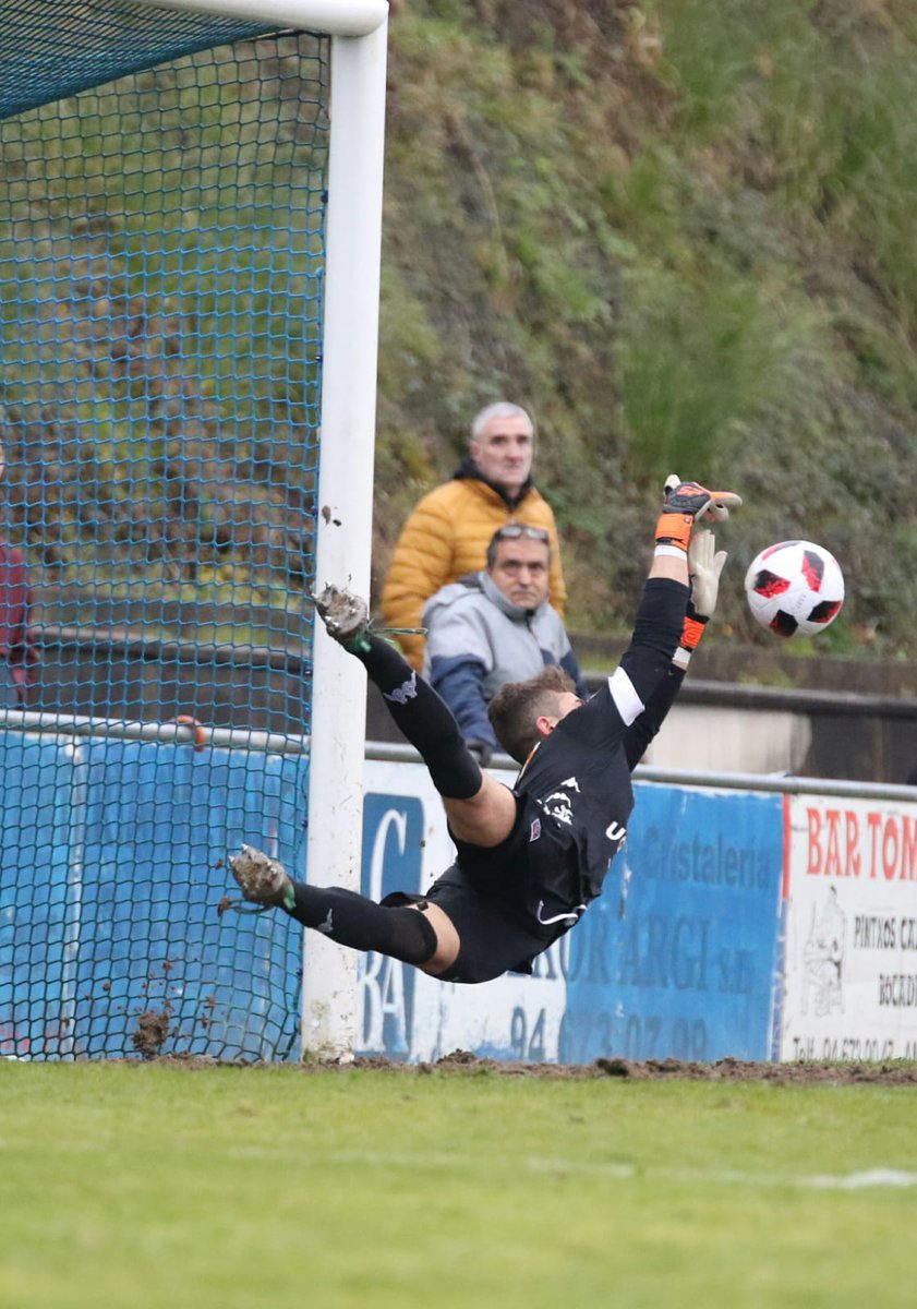 El portero de la <a href="/SDAmorebieta/">SD Amorebieta</a>  despejó así el penalti lanzador Edu Ubis