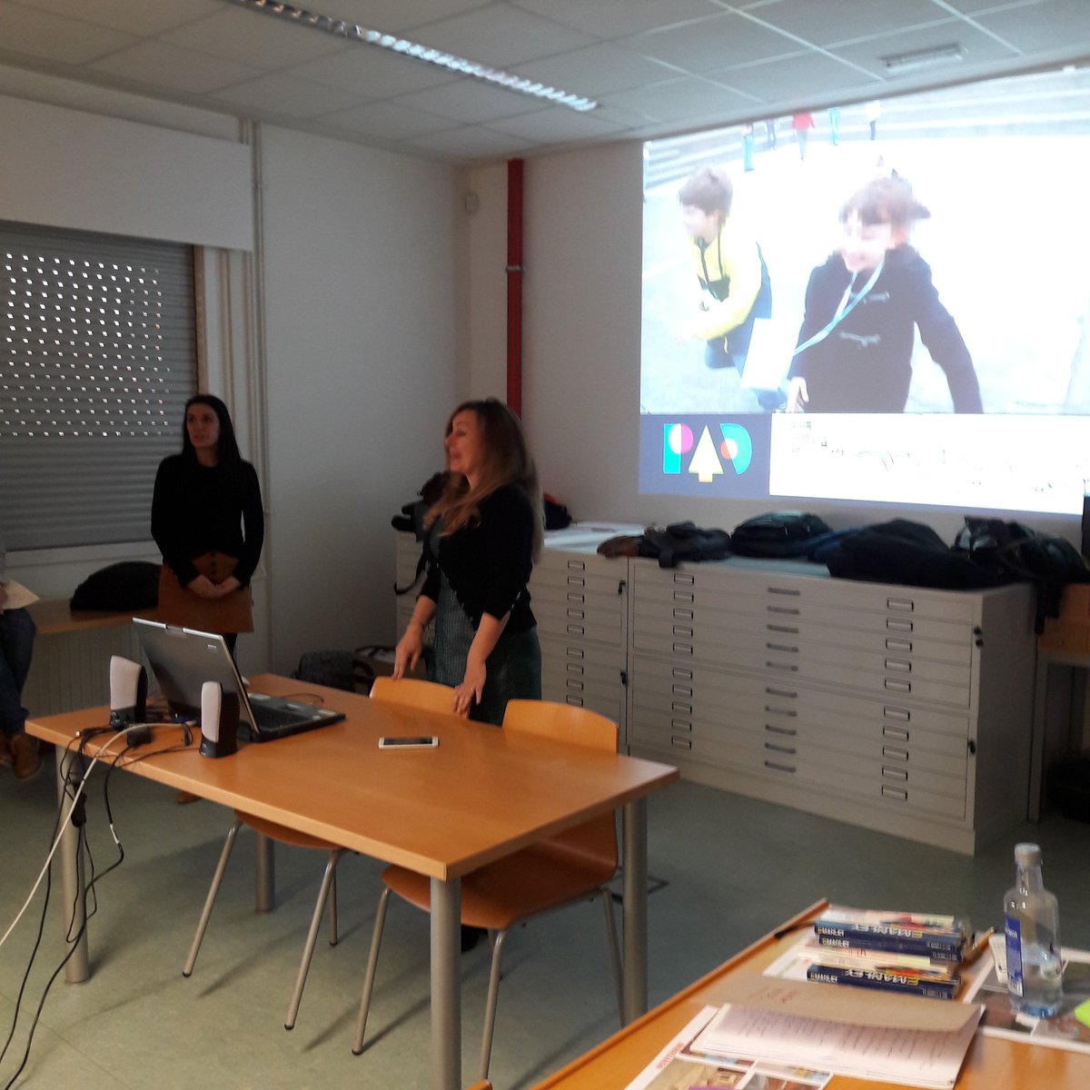 Con Gey Lagar y <a href="/Proxectoterra/">ProxectoTERRA</a> en Santiago de Compostela Charo escuchando Patios y Parques Dinámicos @Ludantia <a href="/reinventapatio/">Patios Habitables</a> <a href="/SantillanaLAB/">SantillanaLAB</a> <a href="/pinvisibles/">PedagogíasInvisibles</a>