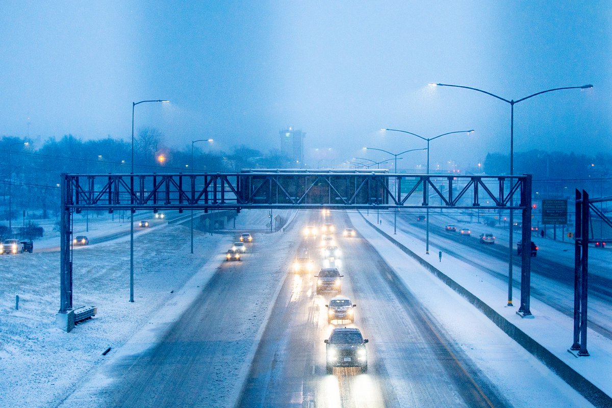 kelsey_kremer's tweet photo. Here's what that pre-dawn morning commute looked like in Des Moines as snow fell through the night and morning. More photos here --> https://t.co/y3YbXt8ncL #iawx #desmoinesweather https://t.co/3HmPGBkTWq