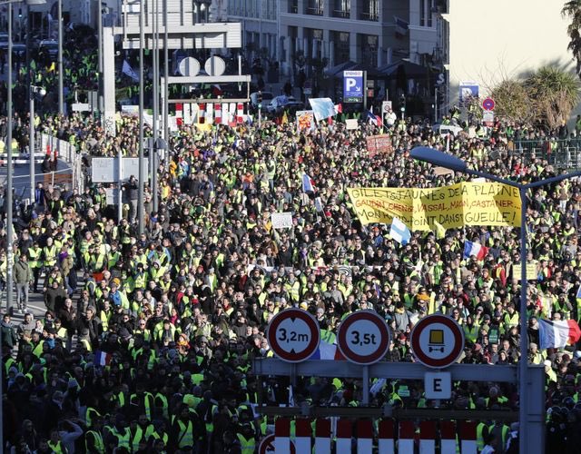 Protests in France - barricades rised in Paris - Page 14 DwuW0ExX4AAXDro