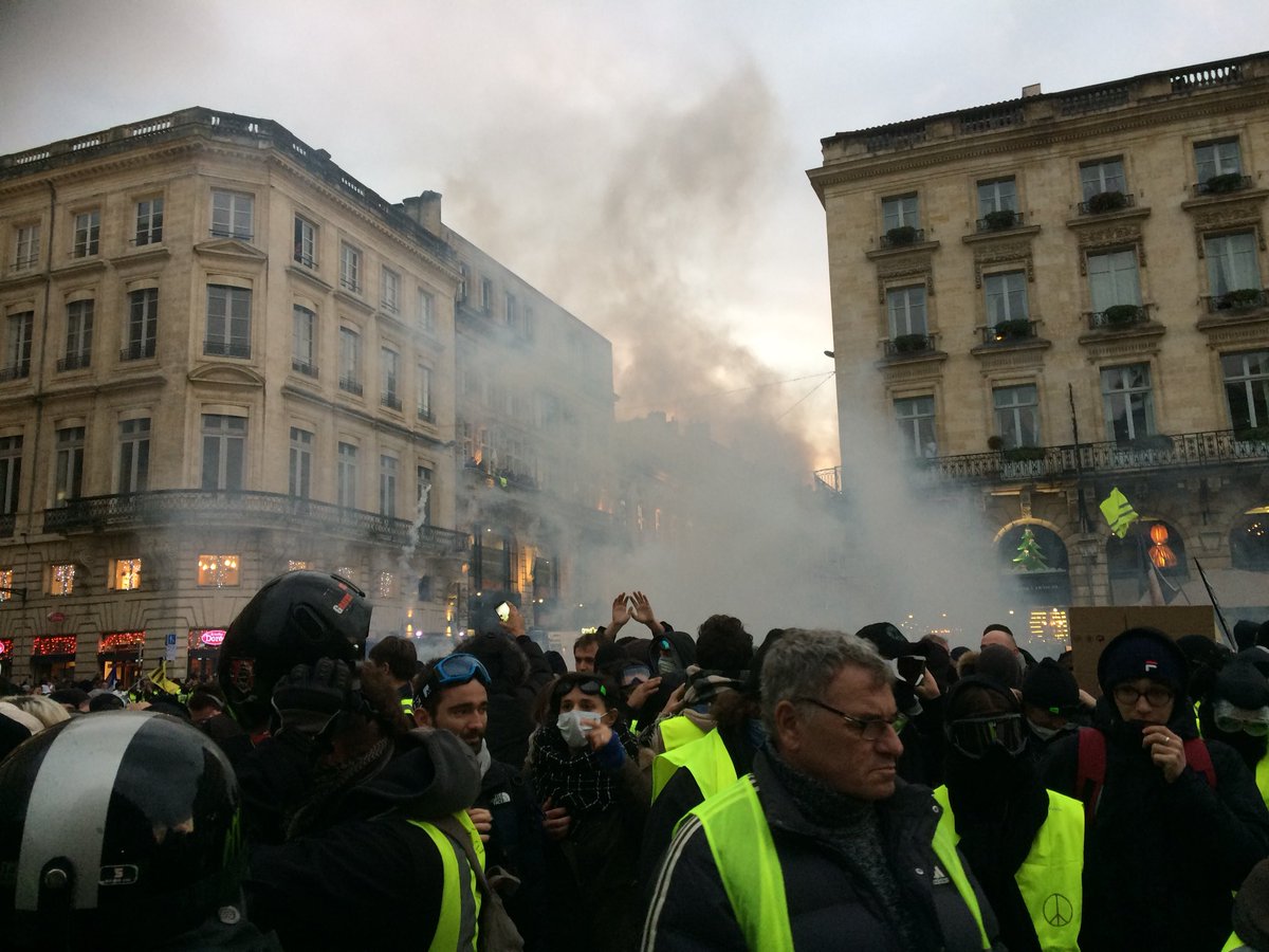 20minutesbord's tweet photo. Jets de projectiles, les CRS répliquent avec des lacrymogènes. #giletsjaunes #botdeaux https://t.co/vzl219MKmL