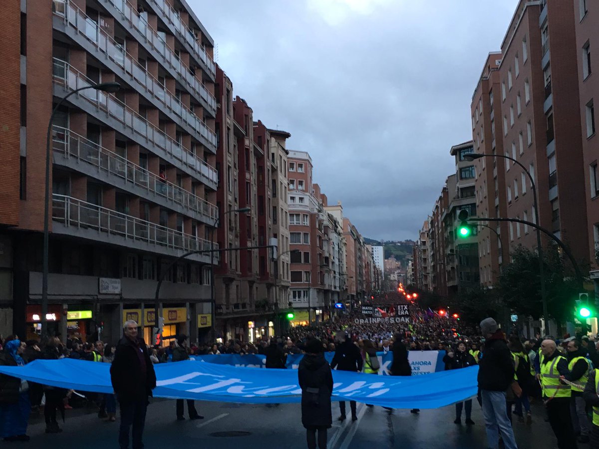 sare_herritarra's tweet photo. Zabalburura iristen ari da Autonomia kalea guztiz bete duen zutabea.
#OrainPresoak
#AhoralxsPresxs #MaintenantLesPrisonnier.es #NowBasquePrisoners https://t.co/seeQzPa7BS