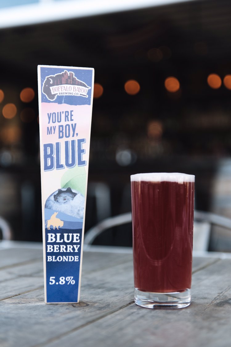 EightRowFlint's tweet image. .@Buffbrew says this beer’s “soft, yet crisp &amp;amp; barely ripened blueberry sweetness wrestles with a zesty citrus note.” It’s a fine choice for sipping on the patio today. #Houston #EightRowFlint