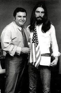 friseuringo's tweet photo. GreenwichTime 1975:  Legendary music promoter #PeterBennett (was born as Pietro Benedetto in the Bronx, NY)  with #JohnLennon.
#GeorgeHarrison with Apple Corps Peter Bennett. After the band's break-up in 1970, Bennett continued to manage promotion for each of the four #Beatles https://t.co/woKFw88szF