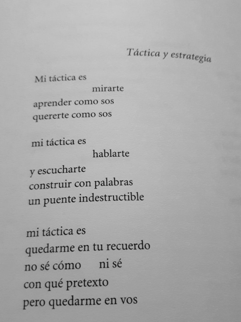 vanizelemos's tweet photo. Minha tática é
olhar-te
aprender como tu és
querer-te como tu és

minha tática é
falar-te
e escutar-te
construir com palavras
uma ponte indestrutível

minha tática é
ficar em tua lembrança
não sei como nem sei
com que pretexto
porém ficar em ti

Mario Benedetti, poeta uruguaio https://t.co/JXssIQEFYn