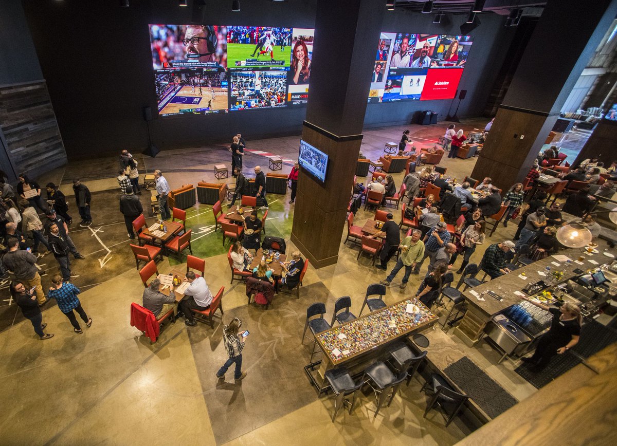 gaylordrockies's tweet photo. There's no better place to watch your favorite teams than Mountain Pass Sports Bar, complete with the largest television screen in Colorado - 75 feet wide! #GaylordRockies #GaylordHotels #ExtraordinaryEnvironments #YourTimeToCelebrate https://t.co/Q9SatpM8p4