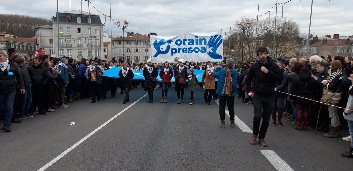 CFDTPaysBasque's tweet photo. #OrainPresoak la @CFDTPaysBasque présente à la manifestation pour demander le rapprochement des prisonniers basques, la liberté conditionnelle pour ceux qui y ont droit et la libération des prisonniers gravement malades https://t.co/KFNi0Y5zPj