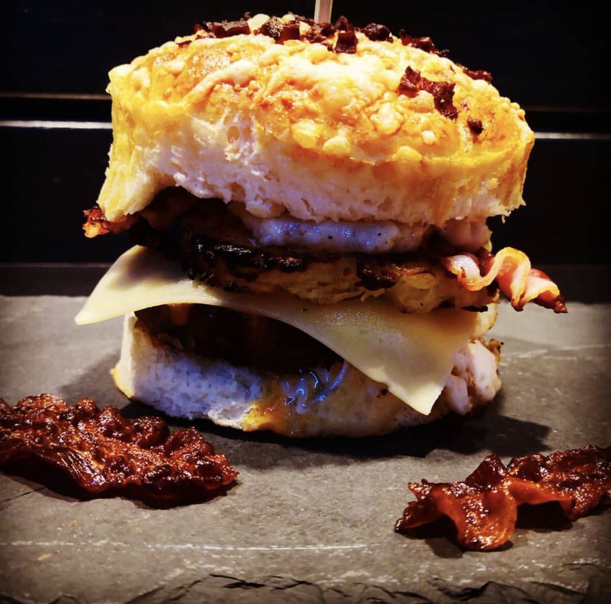 knochenhort's tweet photo. Wir waren übrigens gestern bei Freunden zum Burger essen eingeladen. Und ja, es war so geil, wie es aussieht. 🤤
#willnochmal https://t.co/NJHKXxB4dP