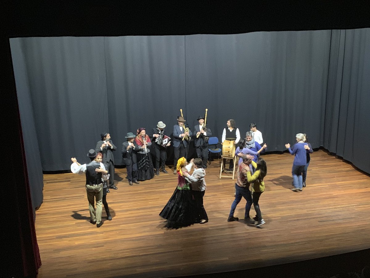PopularesAmes's tweet photo. Esta tarde estivemos na Casa da Cultura de #Bertamiráns, para desfrutar do Concerto de #Nadal no que se xuntaron as agrupacións de música 🥁 e baile tradicional de #Ames. Parabéns ás asociacións culturais “Os Castros”, “Retranqueiros”, “Terras de Ames” e “Follas Novas” 👏🏼👏🏼 https://t.co/sQ1NUsjOTX