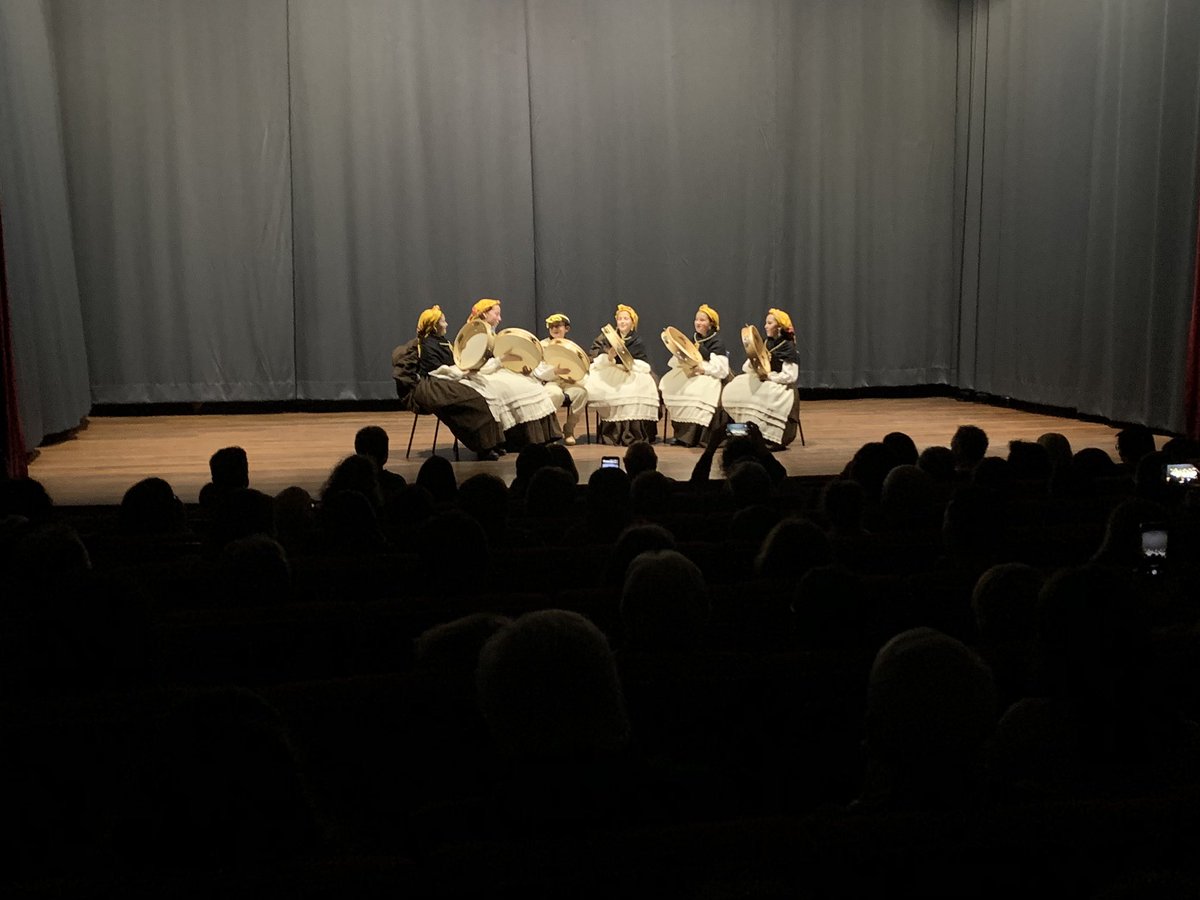 PopularesAmes's tweet photo. Esta tarde estivemos na Casa da Cultura de #Bertamiráns, para desfrutar do Concerto de #Nadal no que se xuntaron as agrupacións de música 🥁 e baile tradicional de #Ames. Parabéns ás asociacións culturais “Os Castros”, “Retranqueiros”, “Terras de Ames” e “Follas Novas” 👏🏼👏🏼 https://t.co/sQ1NUsjOTX