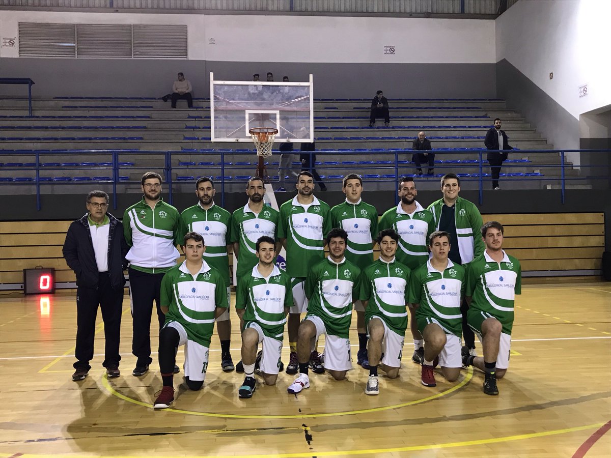 adesa80senior's tweet photo. 📸 Foto de equipo a 20 minutos de empezar. ¡Vamos Adesa! 🏀💚

#Adesa80Senior #SentimientoVerdiBlanco  #LlenemosElPabellón https://t.co/l9Fvv0ryiG