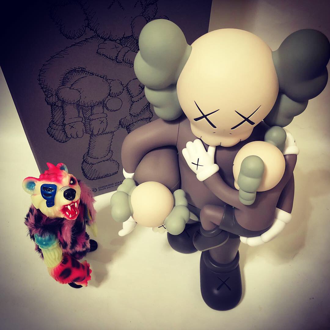 kevin74991's tweet photo. Welcome the new friends.
Toy and Toys.
How big you are!
Different style, But I like.
Classic V.S. Classic
#cleanslate
#kaws
#sofubi
#arttoys
#photography
#photoshoot
#toyisthelife
#goccodo
#bearosman
#gid
#brown
#classic
#desigertoys
#rhnd
#ttf2016 https://t.co/WqEePWysDy