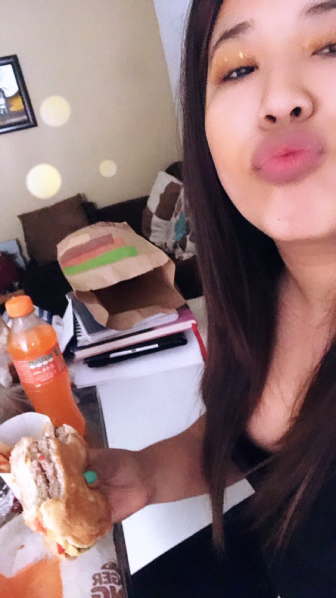 astriidBB's tweet photo. Alguien más tiene tan malos hábitos como yo? 😰🙊🤦🏻♀️ #BurgerKing #DesayunandoAndo #Flojeando #Diaaaaas 🍔 #Rappi https://t.co/z1eFCWNj29
