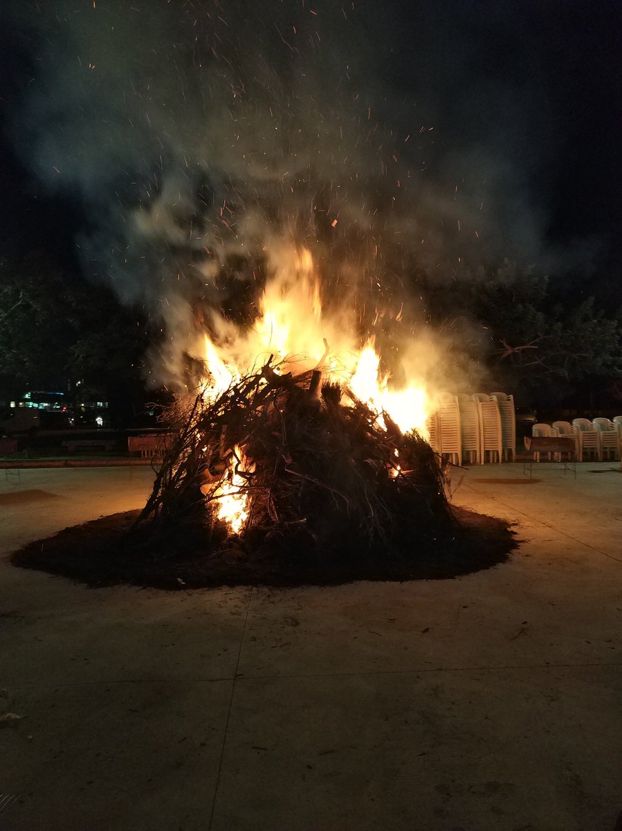 nnggmarratxi's tweet photo. Començam a cremar el fogueró de Sant Antoni amb els companys de @PPMarratxi. No hi ha millor manera de començar l'any que amb els nostres afiliats i simpatitzants #FeimPPartit #PrePParats https://t.co/VuAVKir1QT