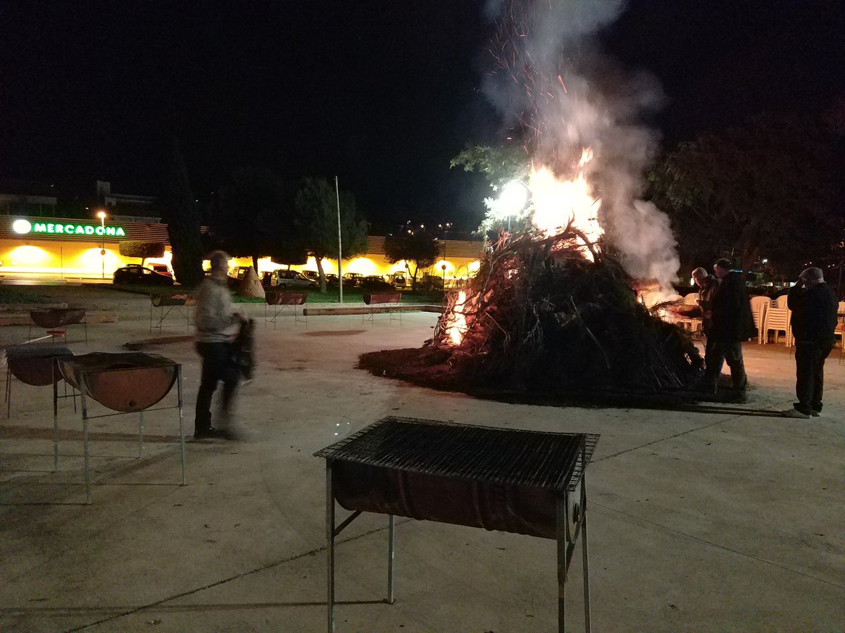 nnggmarratxi's tweet photo. Començam a cremar el fogueró de Sant Antoni amb els companys de @PPMarratxi. No hi ha millor manera de començar l'any que amb els nostres afiliats i simpatitzants #FeimPPartit #PrePParats https://t.co/VuAVKir1QT