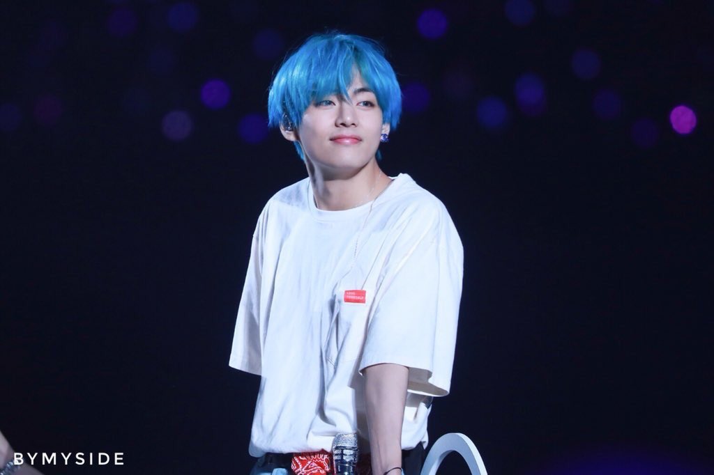 jinniebbyhb's tweet photo. This guy JUST KILL US WITH THOSE BLUE how am I going to survive #bluetae #Taebluehair #blueangel @BTS_twt https://t.co/RTcq60iF8q