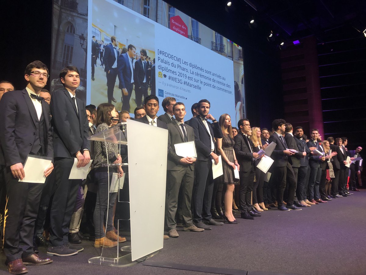 La promo de la 13ème cérémonie <a href="/CentraleMars/">Centrale Marseille</a> #rddecm Bravo à tous!!!
