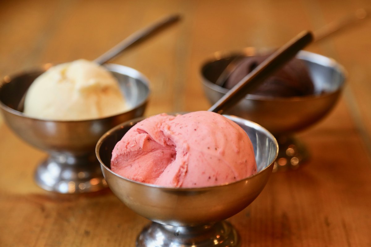 DearPizzaUK's tweet photo. Ice cream isn’t just for Summer when it tastes this good. Made locally, using the freshest ingredients. It’s #glutenfree and not artificially coloured, flavoured or preserved! 
#local #fresh #localproduce #icecream #nonartificial #londonpizzeria #highbury #islington #italian https://t.co/LIMbxJDwXv