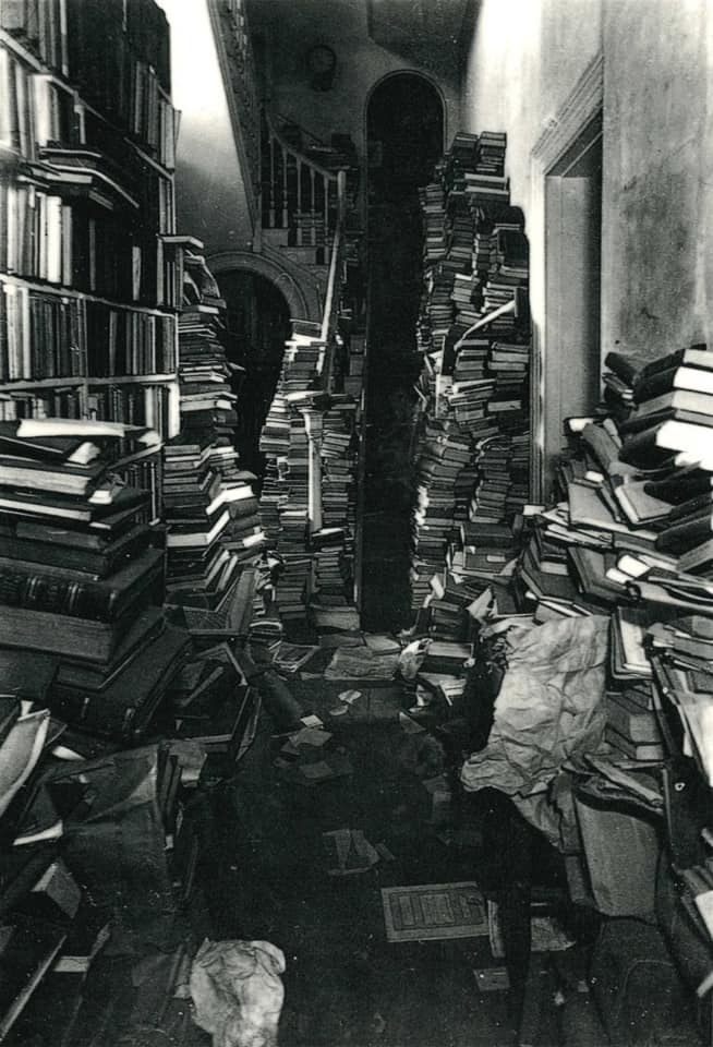 The eccentric Regius professor of Ecclesiastical History at Oxford c1934 was Claude Jenkyns. He had 30,000 books. The hallway