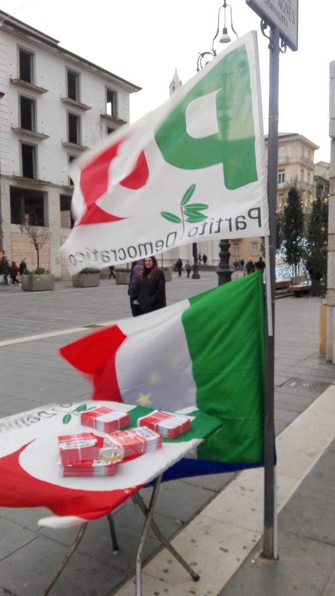 PDavellino's tweet photo. Nonostante il freddo anche in #Irpinia siamo scesi in piazza per un #cambiodirotta https://t.co/tPodB3YEgw