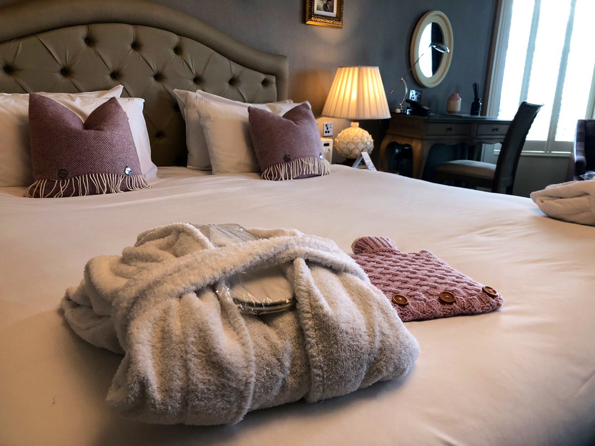 CotswoldsConcie's tweet photo. Checked into the most beautiful, relaxing and luxurious suite at @Tewkesburypark. We’re in for a treat for sure x https://t.co/gvM7BcNfD6