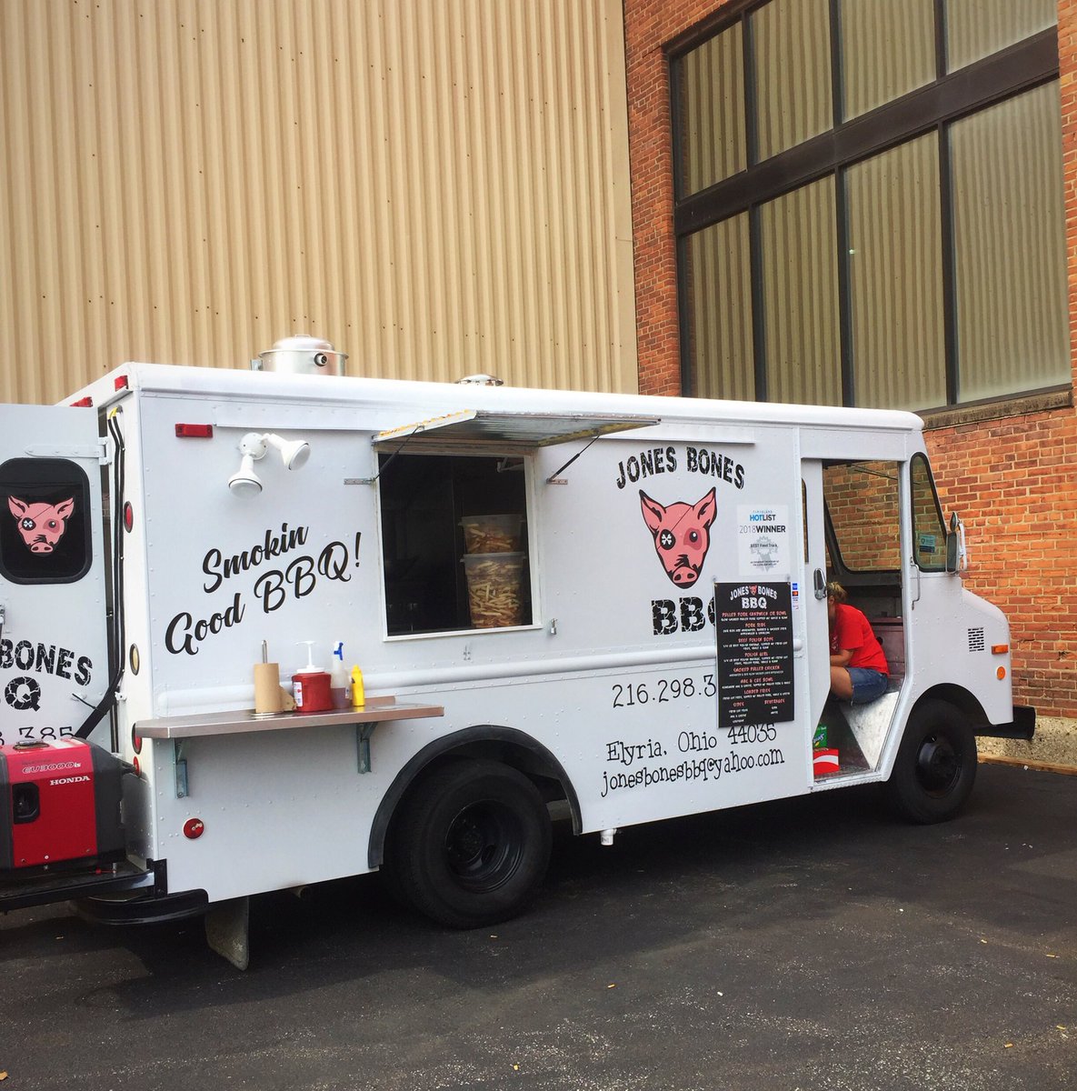 JonesbonesB's tweet image. Dates are booking up fast! #foodtruck #bbq #foodtrucks email jonesbonesbbq@yahoo.com for availability #luncheons #weddings #birthdayparties #familyreunion #eatwhatyouwant #mobilebuffet