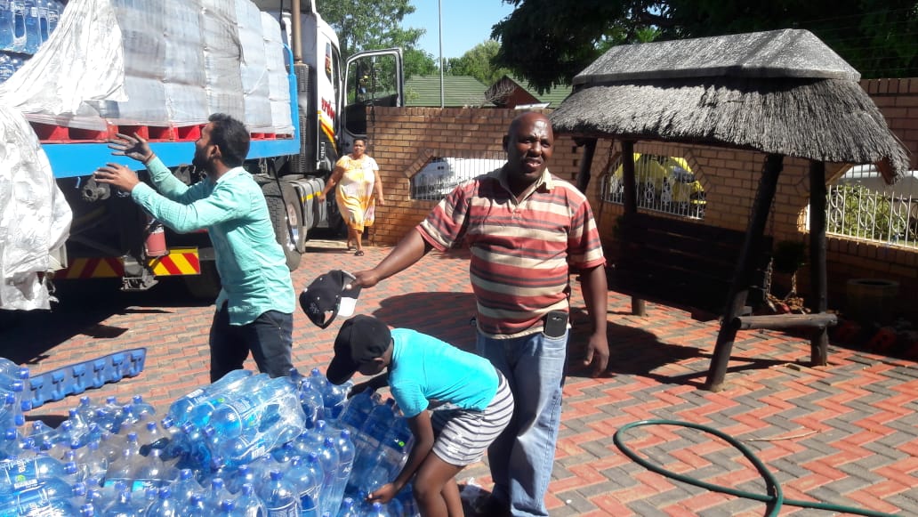 CRFSOUTHAFRICA's tweet photo. The town of Ficksburg and surrounding areas have been without water for the past 3 weeks on 12/01/2019 Community Relief Foundation (CRF) #operationhydrat delivered water to the area
God Willing CRF #operationhydrate plan to drill boreholes in the area
FOR THE PEOPLE BY THE PEOPLE https://t.co/YSJB9hl985