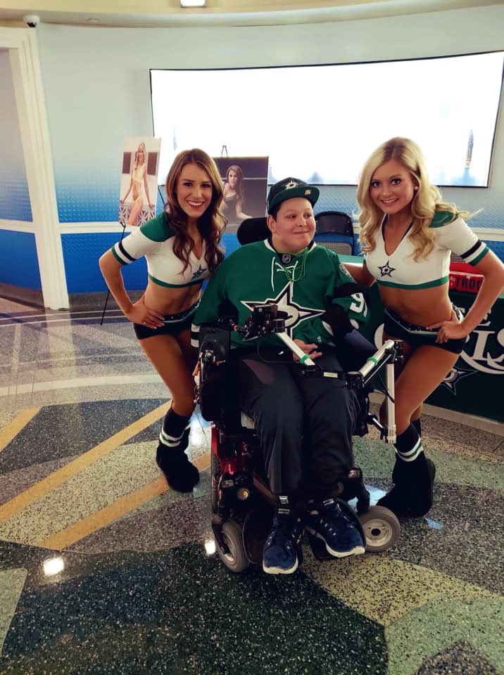 Happy Gameday!!! Ready to hang out with fans and help our stars get that W!!!!! 🤘🏻