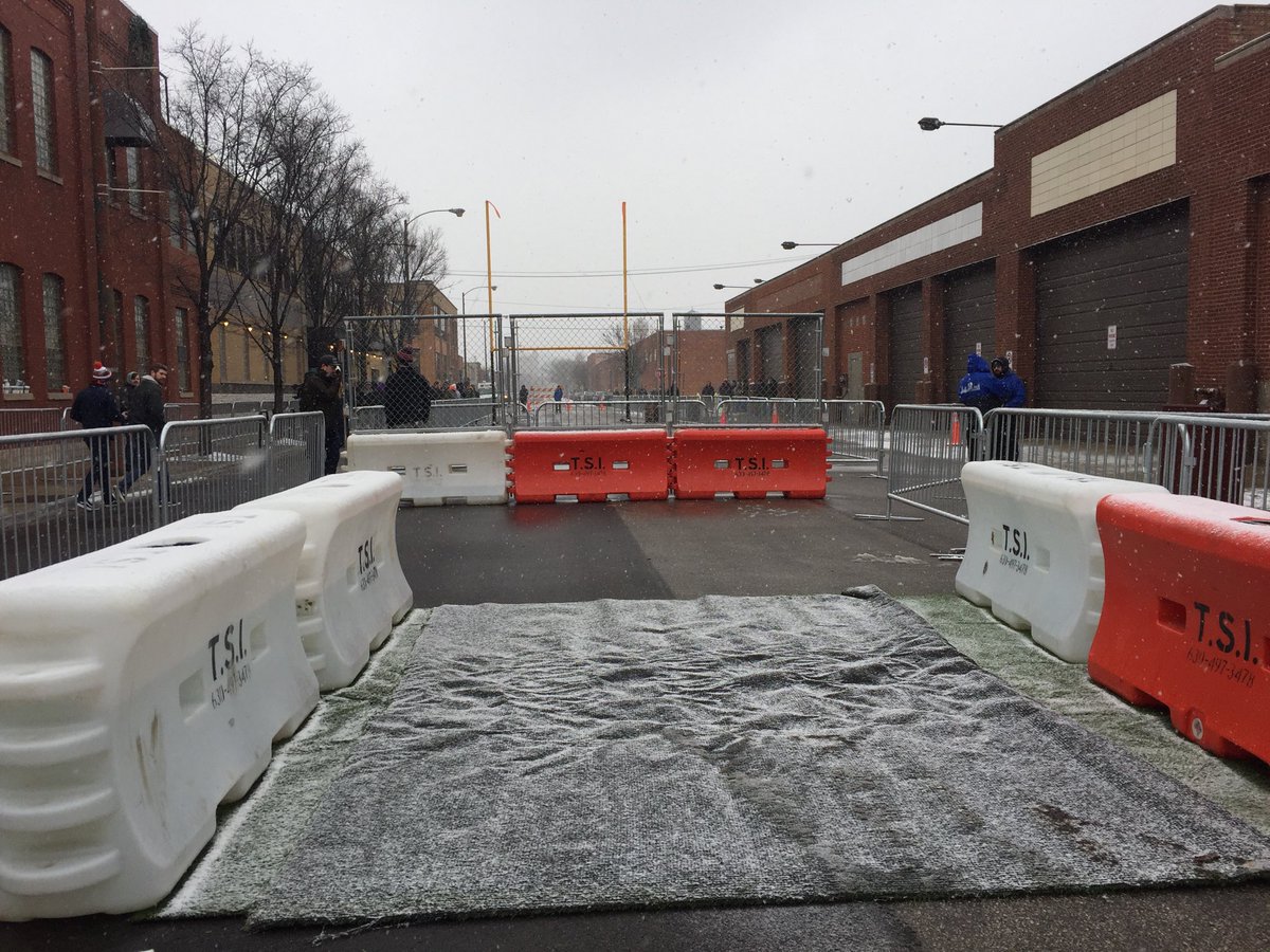 Follow Up: Goose Island Field Goal Challenge - 100 try, 100 fail, miserably! 
Article includes several great video fails thanks to <a href="/HenryBushnell/">Henry Bushnell</a> 

yahoo.com/sports/100-chi…