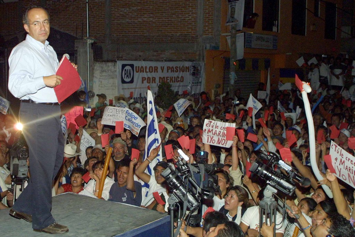 En cierre de campaña presidencial en Puebla ⁦@FelipeCalderon⁩ le sacó tarjeta roja al #GóberPrecioso Mario Marin. Dijo que lo juzgaría; unos meses después de convertirse en presidente su gabinete protegió a todos los de la red de pornografía infantil.  #LaHistoria