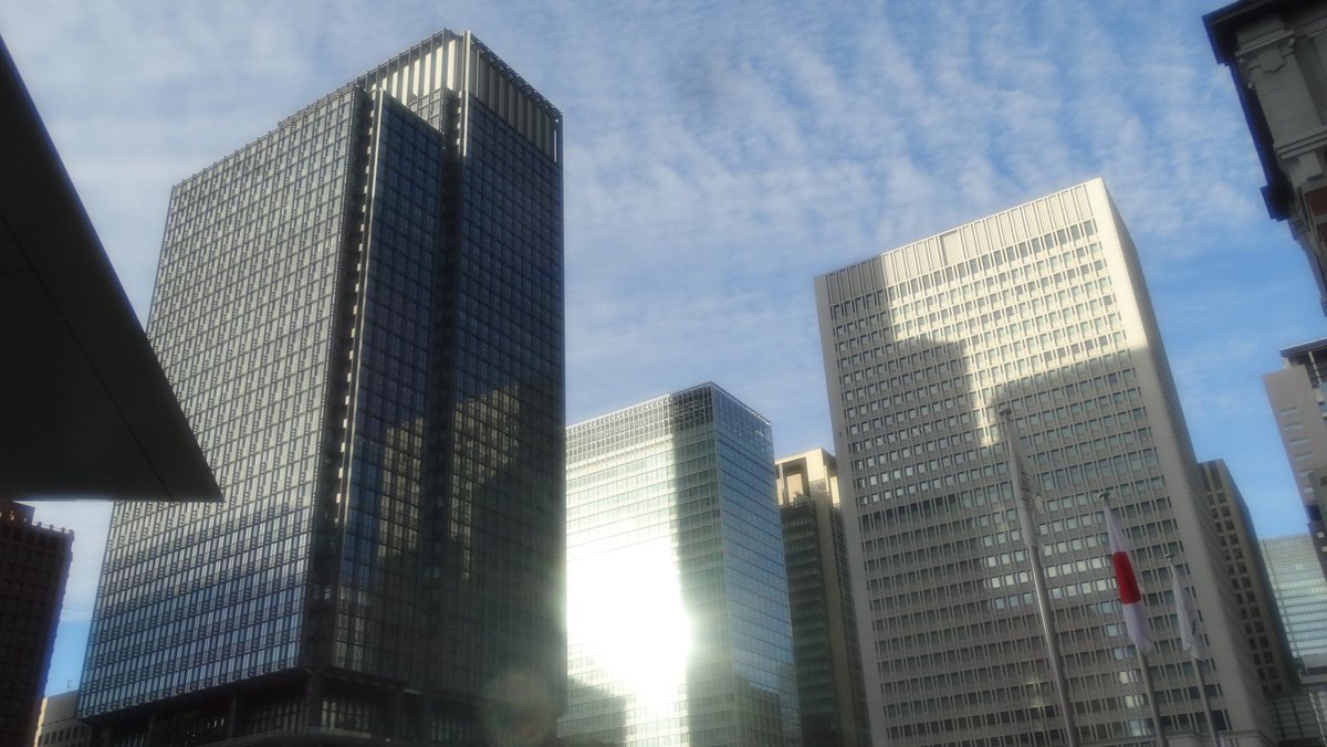 「東京」丸の内
建ち並ぶ壁のようなビル群
利益率重視のビル達に
印象的なデザインも材質も無かった。 目印にならないね(笑)
#丸の内 #tokyo #landscape
#zeiss #sony #ビル群 #sky