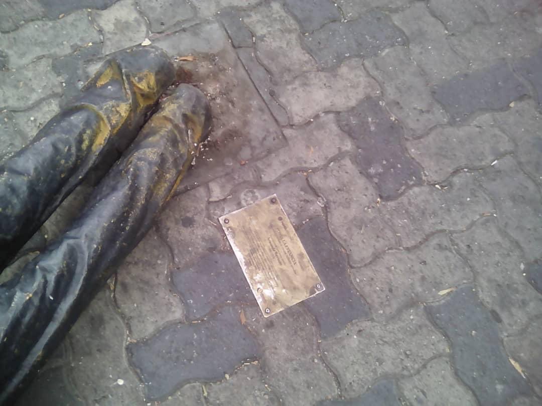 VillegasPoljak's tweet photo. Lamento informar sobre crimen cultural perpetrado contra la estatua de Armando Reverón, ubicada en bulevar de Sabana Grande de #Caracas #Venezuela. La agresión, según testigos, ocurrió anoche por parte de elementos que proferían gritos contra el Presidente @NicolasMaduro (+hilo) https://t.co/RMjSbVmm7y