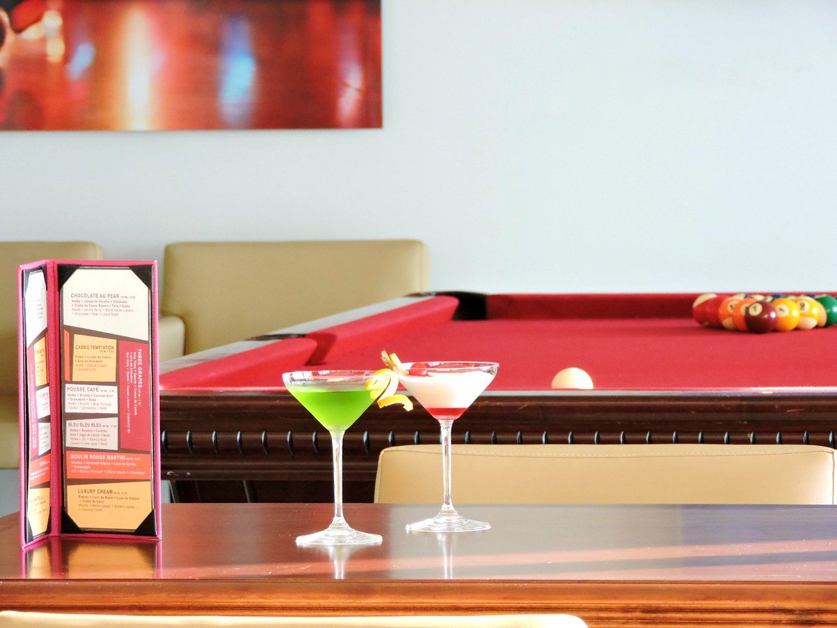 What drink will you choose in our #Martini lounge? 🍸 #GrandExperience #StayWithUs 🎱