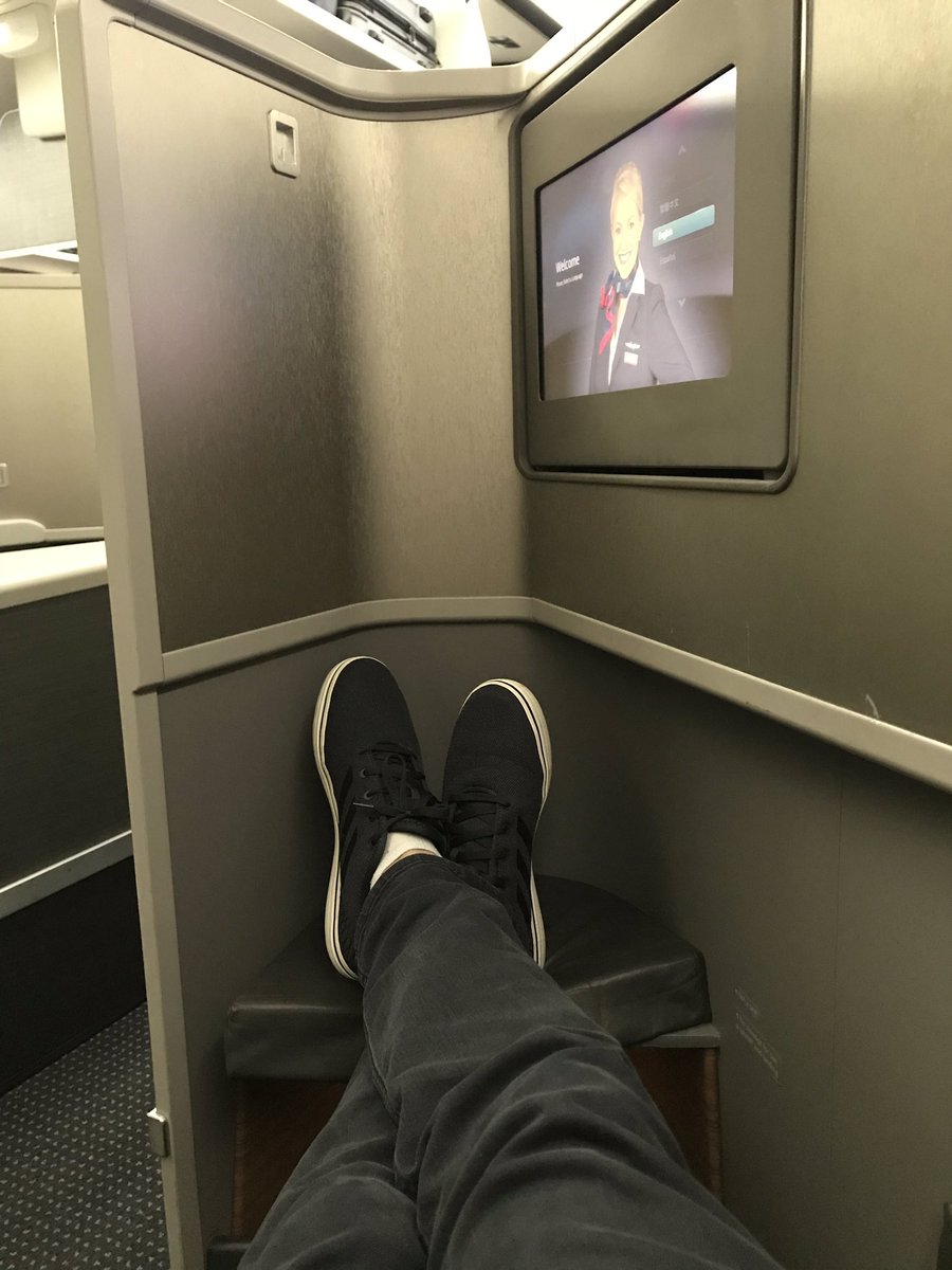 TASSportsGroup's tweet photo. This is the type of upgrade I @Banderas008 really like! Thanks @AmericanAir for this upgrade! @colehaan #legroom #chicago #CHxAmerican https://t.co/2kM7RT33N4