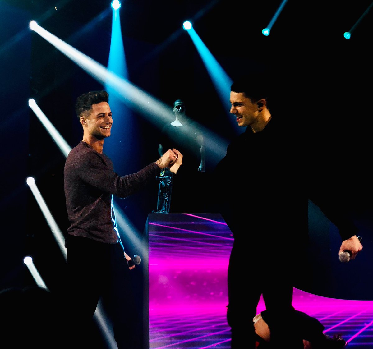 lautnermusic's tweet photo. Les amis, le show démarre dans quelques minutes sur @France2tv !
On est tellement impatients d’être sur scène. ENSEMBLE ! 💪🏻😍
On compte sur vous pour voter 8 par sms au 73003 où par téléphone au 3632 !
#DestinationEurovision #JaiPasLeTemps #Frerots @EurovisionF2 https://t.co/5V6WUGs4yf